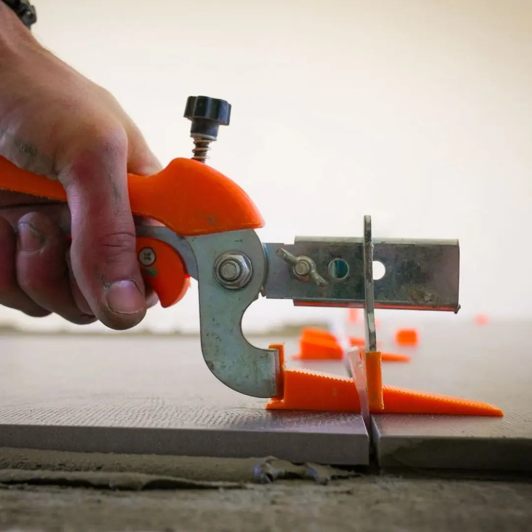 Foto Levelit nivelleersysteem dat aangetrokken wordt met levelling tang.