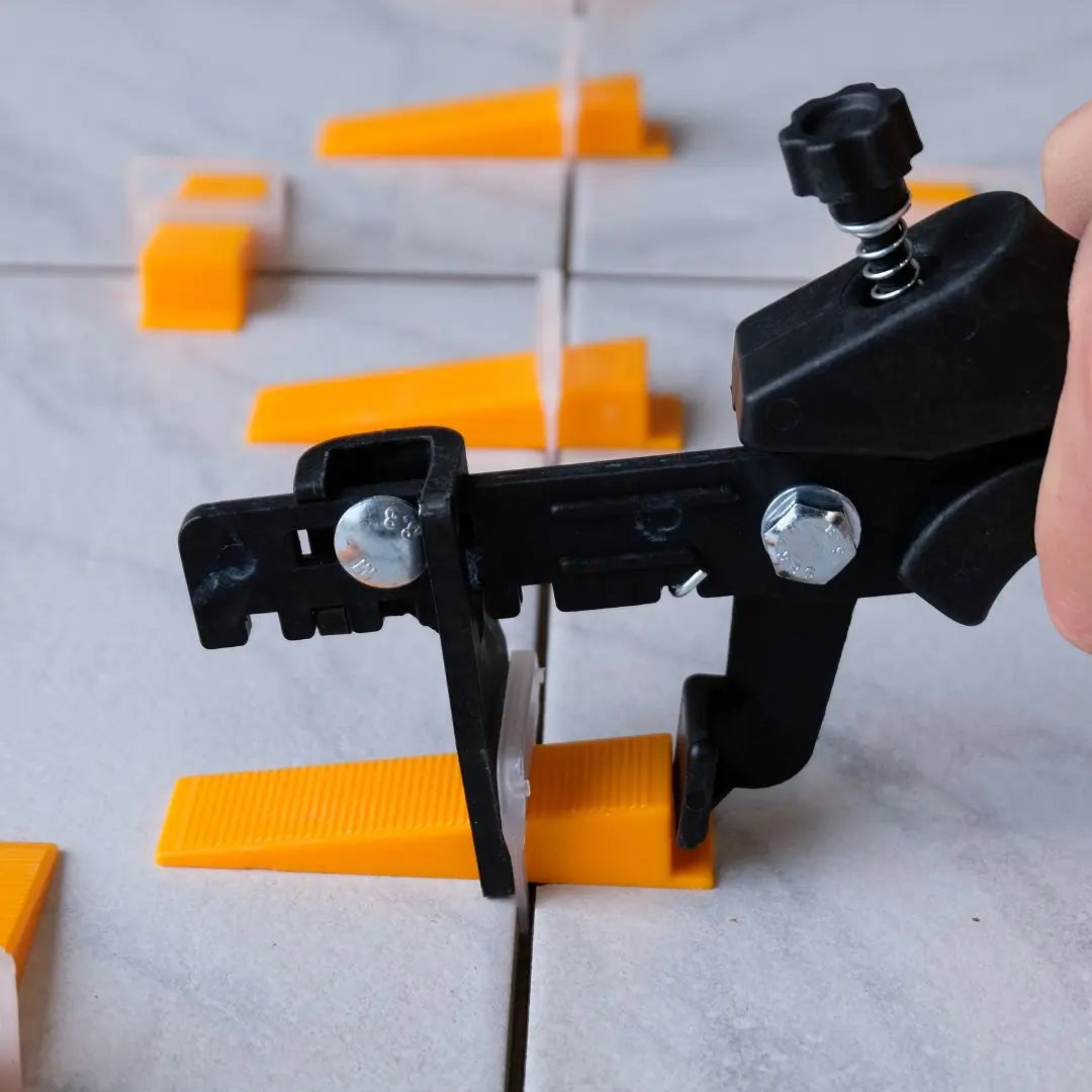 Aandrukken levelling keggen in levelling clips met tegeltang.