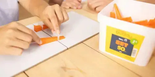 Demonstratie tiling buddy systeem op tafel.