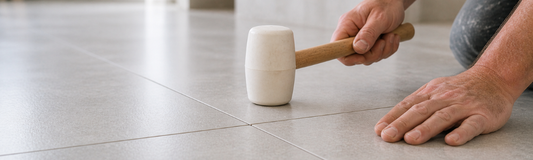 Zo kies je de juiste rubber hamer voor jouw tegelwerk