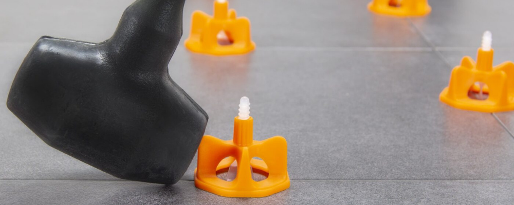 Hoe verwijder ik tegel levelling clips?