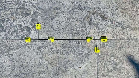 Een gelijkmatige voeg met voegkruisjes - Nivello