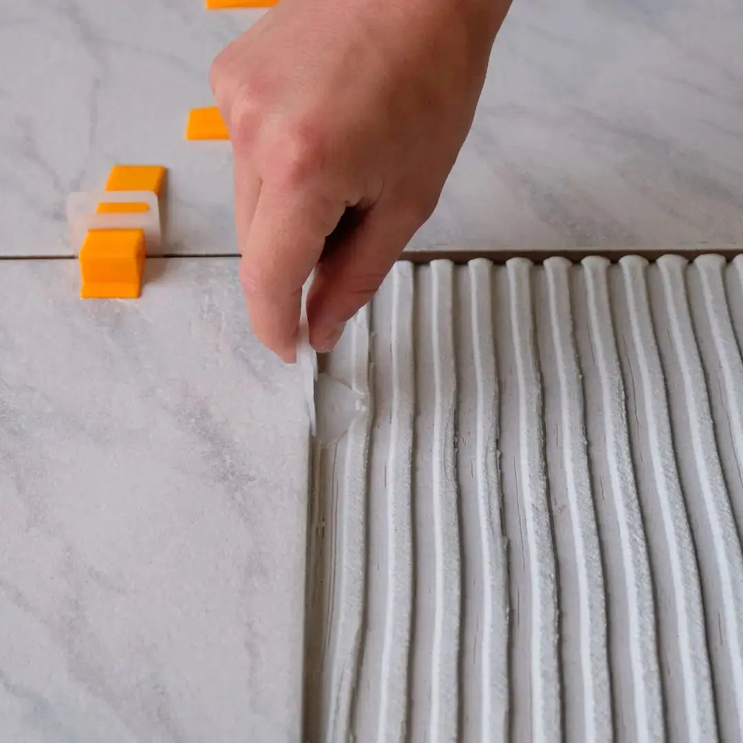 Plaatsen Levelit levelling clip clip onder tegel.