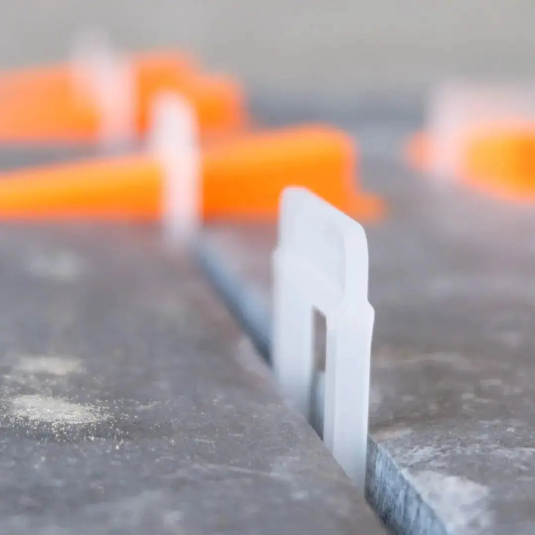 XL clip van Levelit op 2 dikke terrastegels.